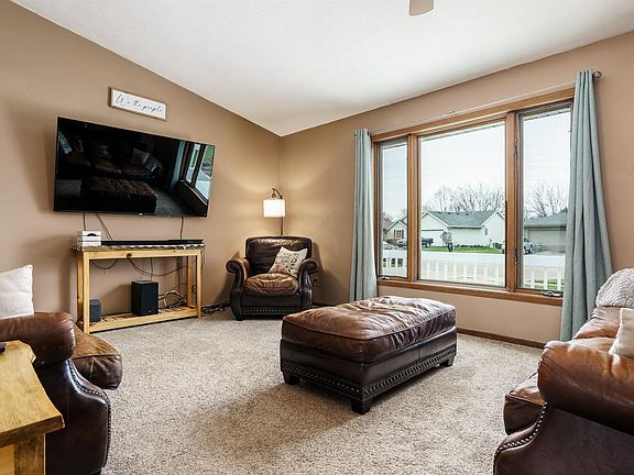 3rd image of 4302 Kingsbury Dr