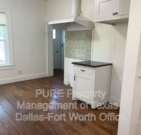 501 E Monroe St — Photo 16