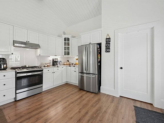 4th image of 55 Lillian St N