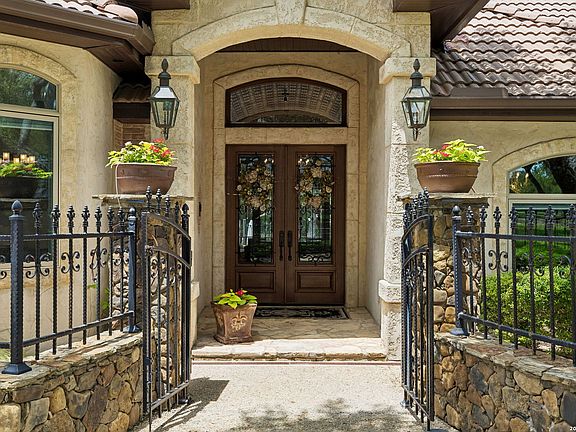 3rd image of 318 Hyacinth Ln