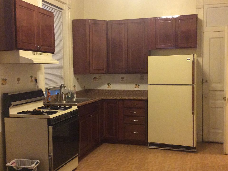 1st image of 900 N Wood St #1