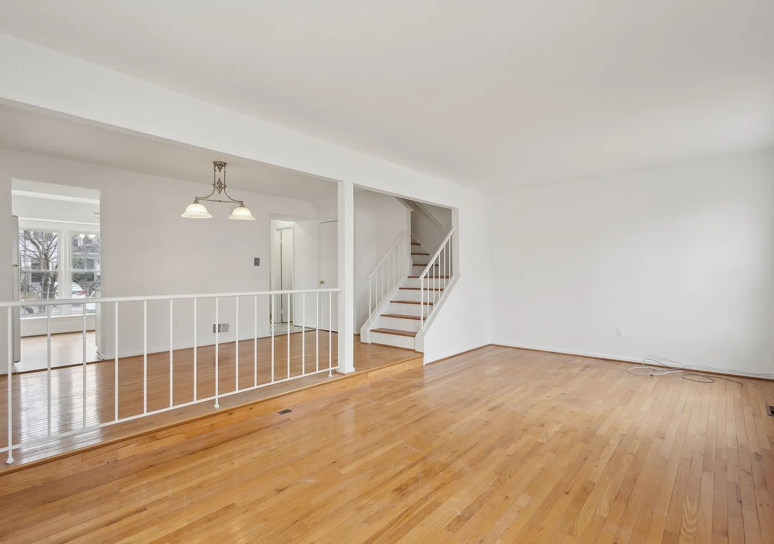 Charming & Updated Townhome in Prime Fairfax Location! — Photo 3