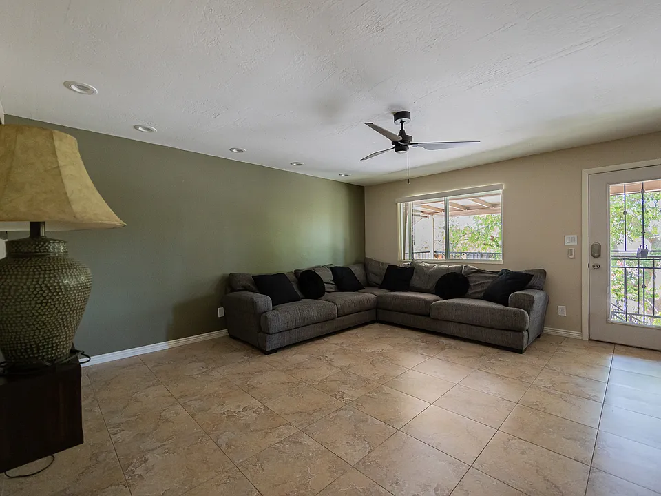 1207 N 84th Pl