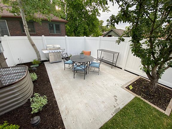 Patio furniture & BBQ included