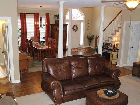 Open Floor Plan w Hardwoods