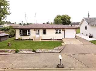 9 27th St NW, Minot, ND 58703