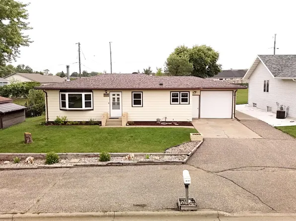 9 27th St NW, Minot, ND 58703