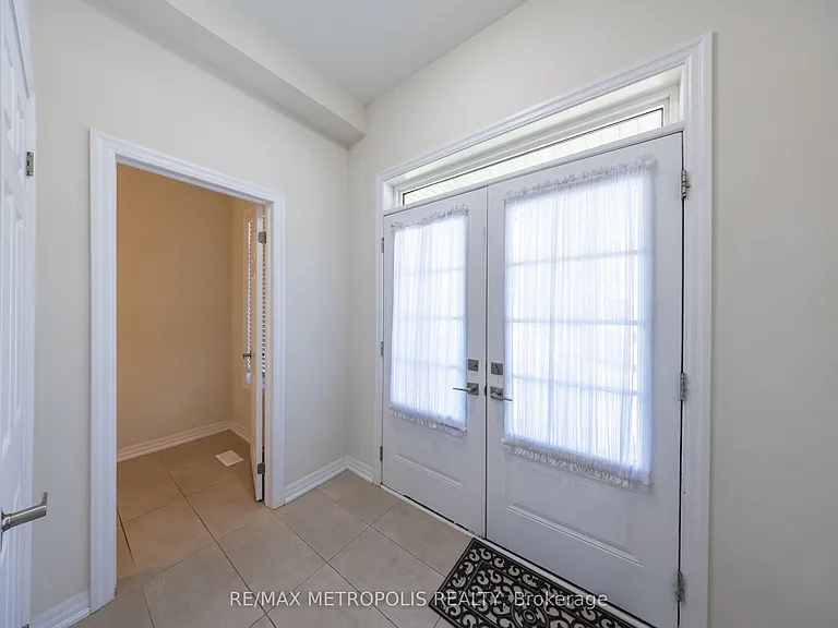 39 Northrop Ave — Photo 2