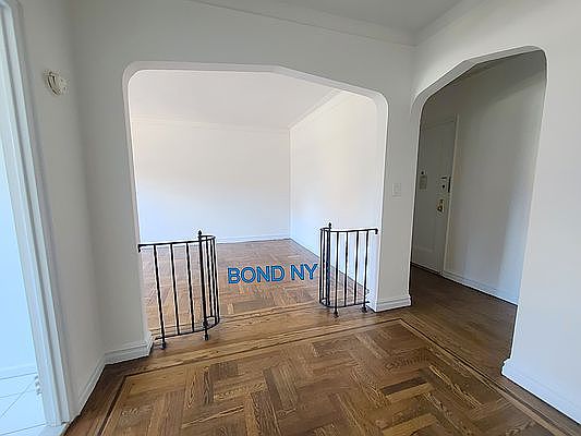 5th image of 4960 Broadway APT 3B
