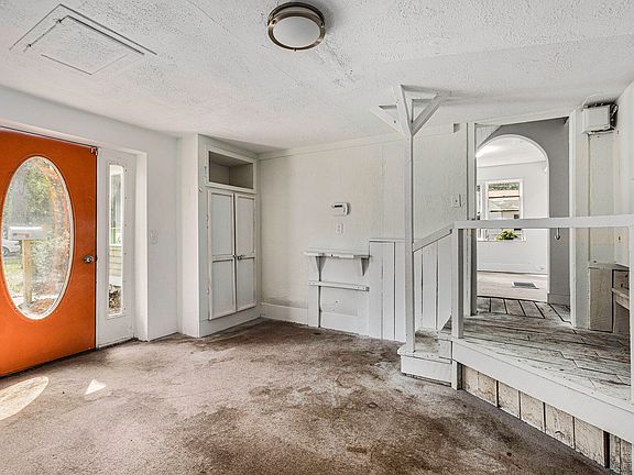4th image of 2482 Crozier Ave