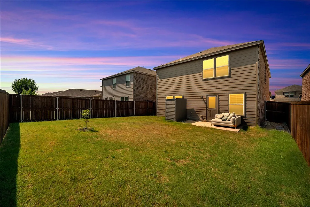 3 bed, 2.5 bath, 2108 sqft, $2,200 — Photo 2