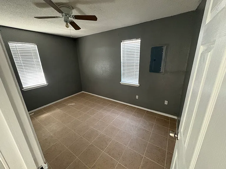 160 Elena St — Photo 9