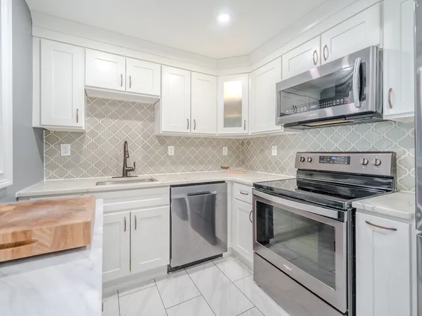 368 Elliot St APT 10, Newton, MA 02464