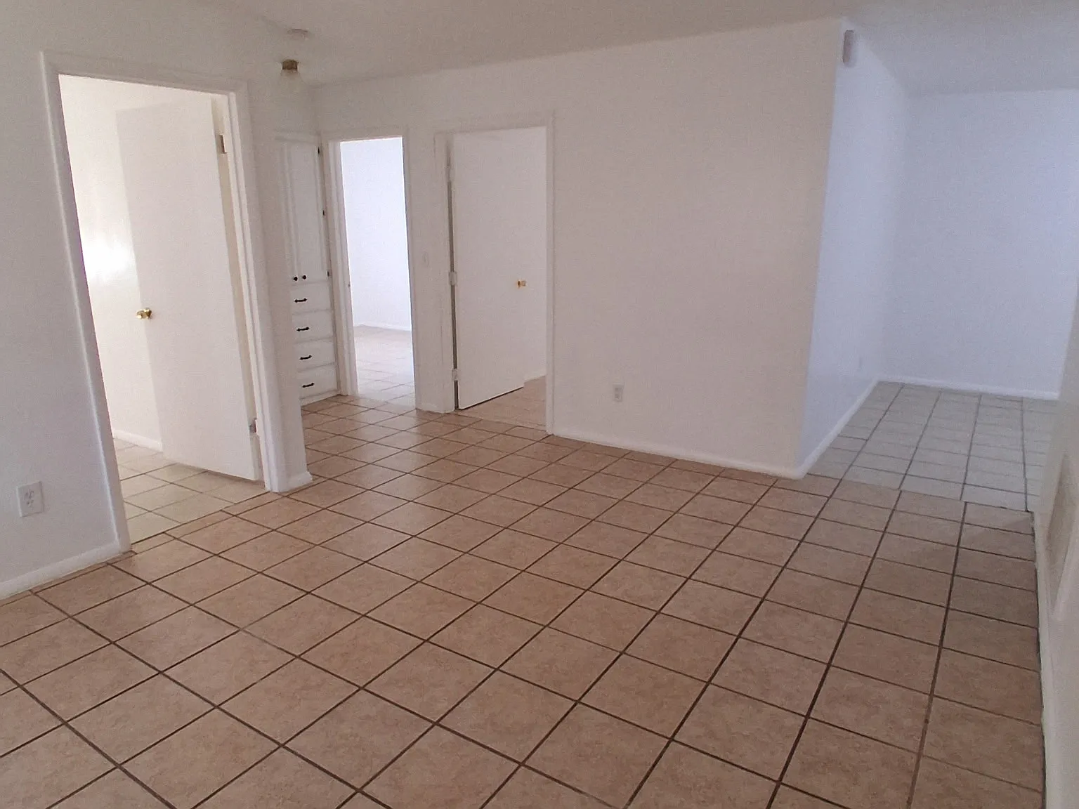 4 bed, 1300 sqft, $1,400 — Photo 2