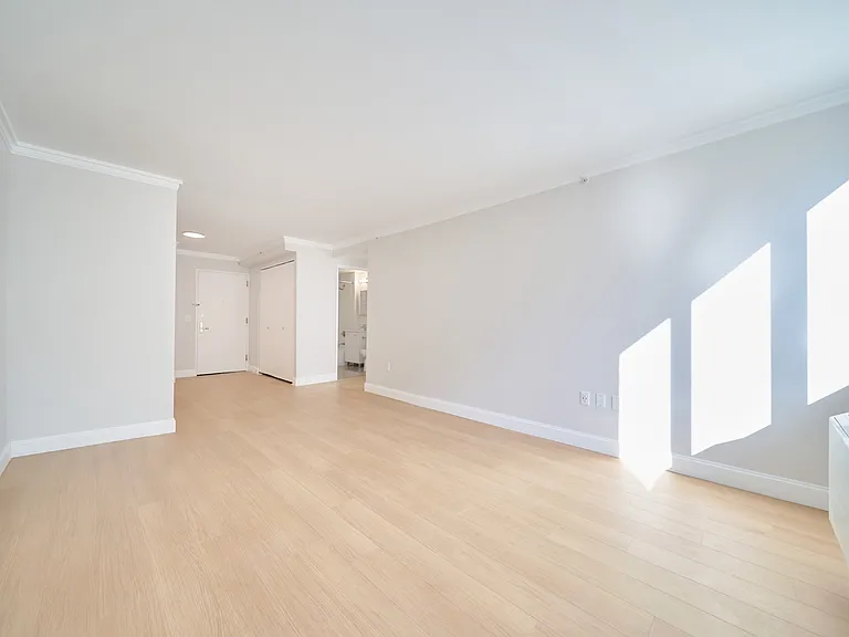 160 Riverside Blvd #10J — Photo 3