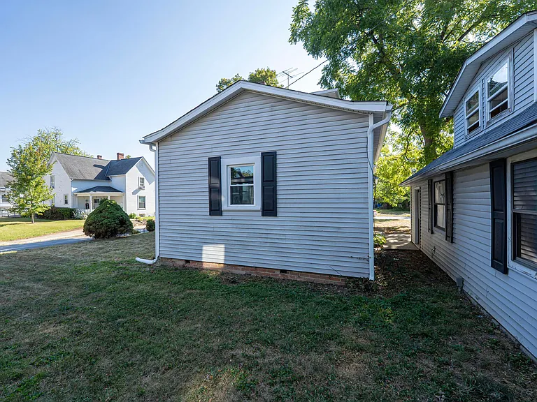150 N Oak St — Photo 44