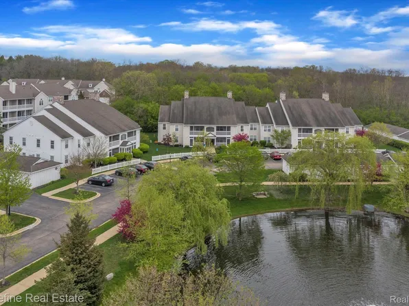 2694 S Knightsbridge Cir, Ann Arbor, MI 48105