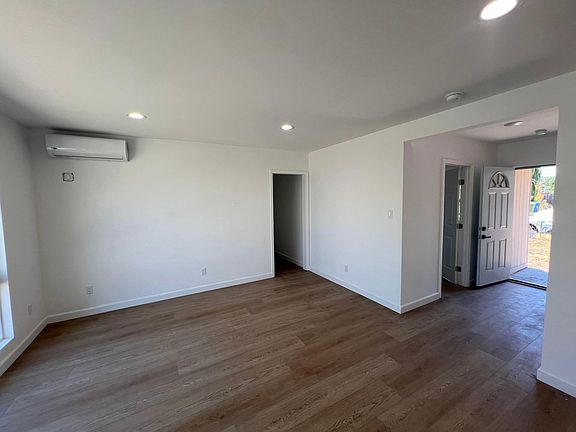 4th image of 16433 Gledhill St