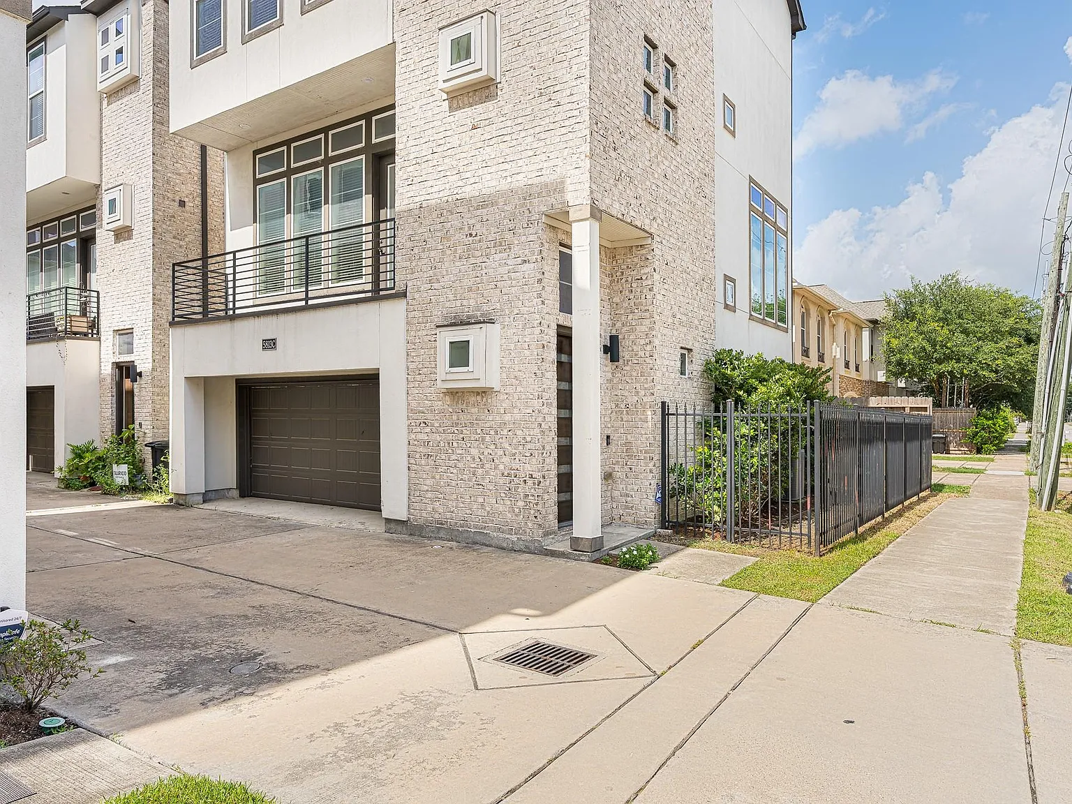 3 bed, 3.5 bath, 2222 sqft, $3,600 — Photo 2
