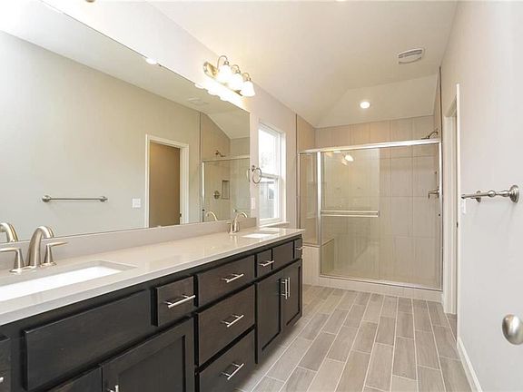 5th image of 1016 NE Brookfield Dr
