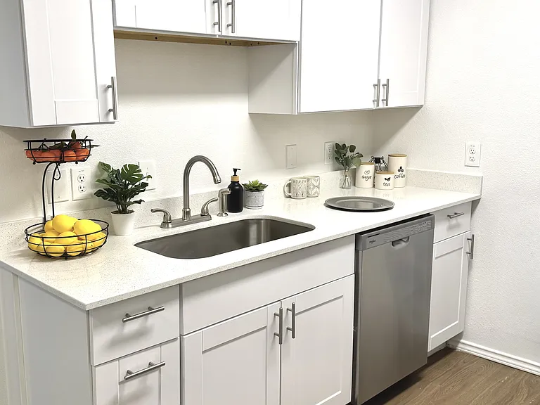 Prestonwood Hillcrest Apartments — Photo 6