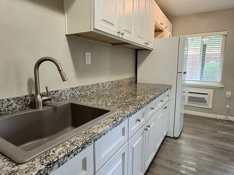 748 Lampasas Ave #4 — Photo 4