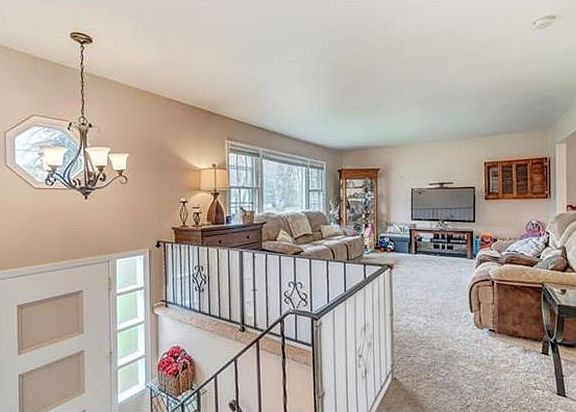 3rd image of 10 Ashwood Dr
