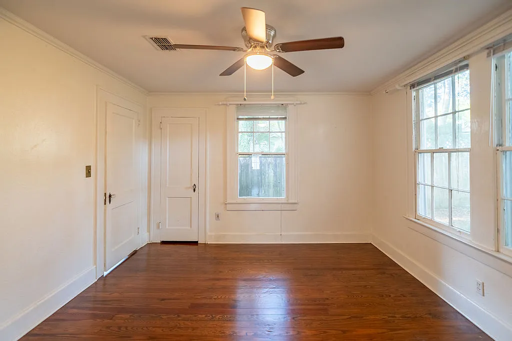 3 bed, 1369 sqft, $2,100 — Photo 4