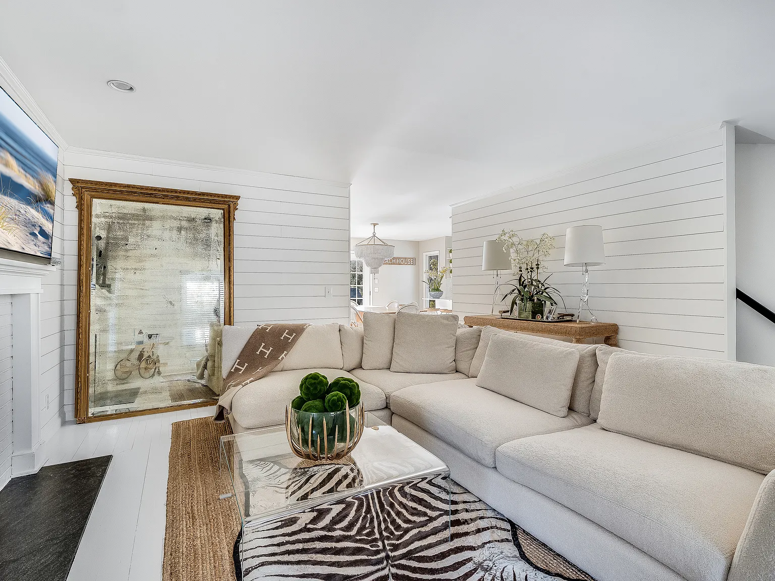 Chic Farmhouse Near Maidstone Beach — Photo 1