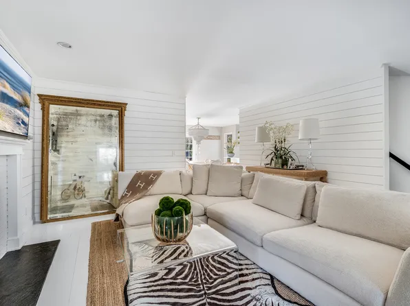https://photos.zillowstatic.com/fp/bf8c049d489987a6409226afe0af88de-p_e.webp