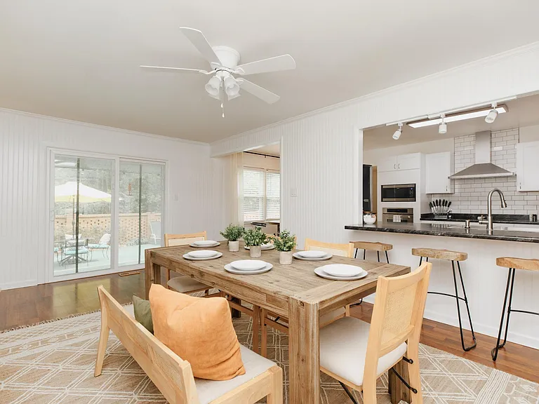 Dining Room w/ 6 seats & 3 barstools