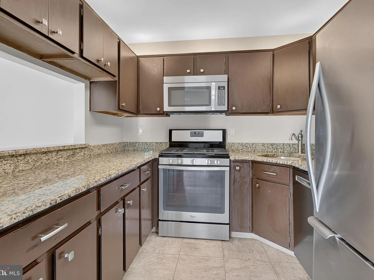 2 bed, 1008 sqft, $2,300 — Photo 3