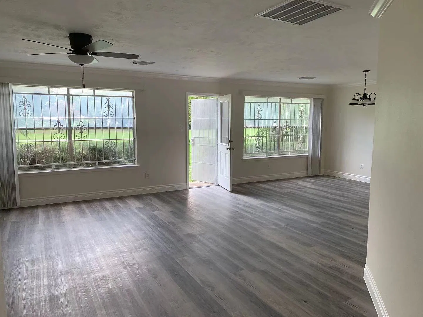 4 bed, 2.5 bath, 2078 sqft, $2,000 — Photo 3
