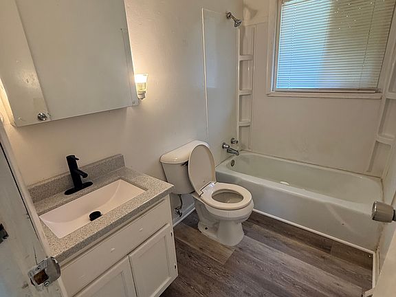 3rd image of 5817 N Wacker Dr