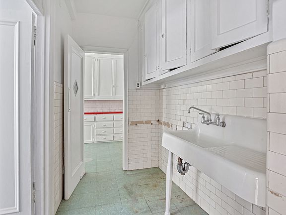 4th image of 40 E 66th St APT 2B