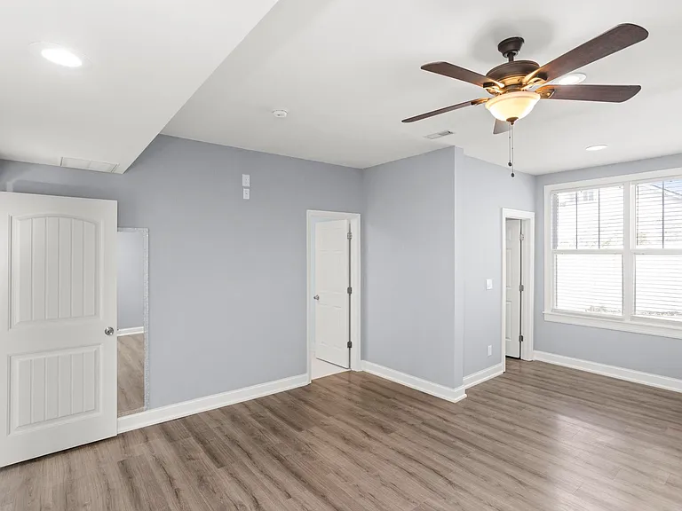 239 E Bledsoe St — Photo 24