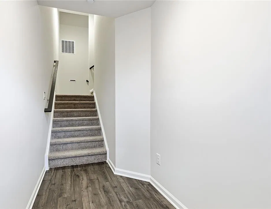 3 bed, 2.5 bath, 2208 sqft, $3,100 — Photo 3