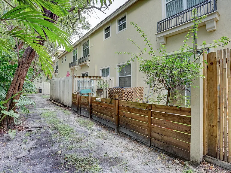 2851 W Prospect Rd #305 — Photo 25
