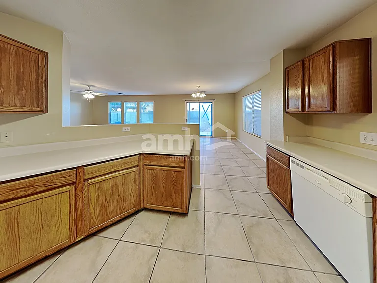 494 W Great White St — Photo 4