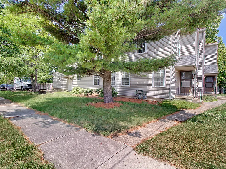 1655 Southbend Dr — Photo 2