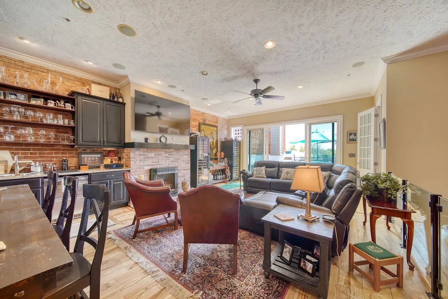 3 bed, 3.0 bath, 3164 sqft, $7,945 — Photo 4