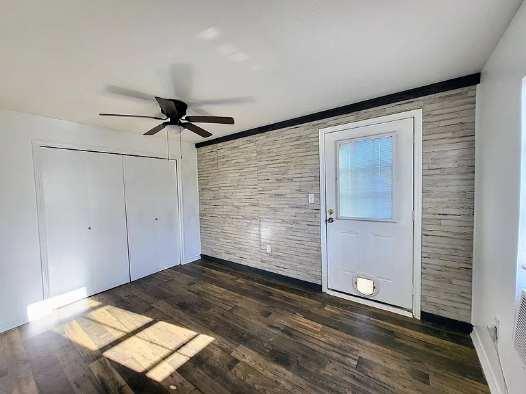 1317 E Main St — Photo 11