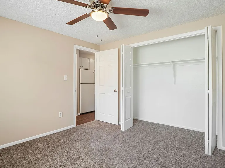 Lorinda Apartments — Photo 43