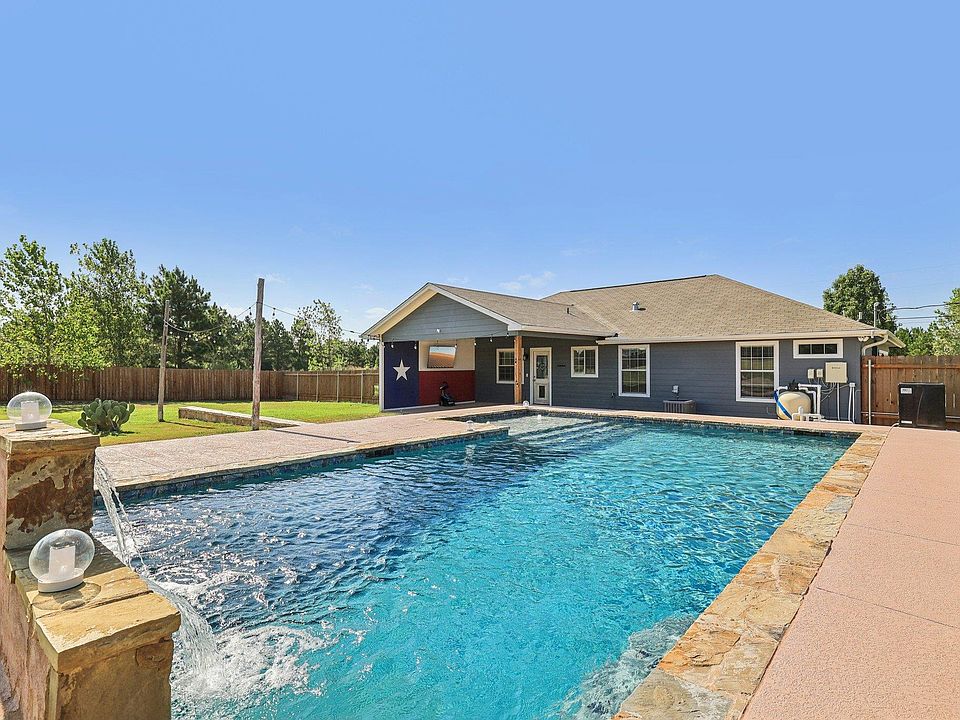 1st image of 165 Cattlemens Dr