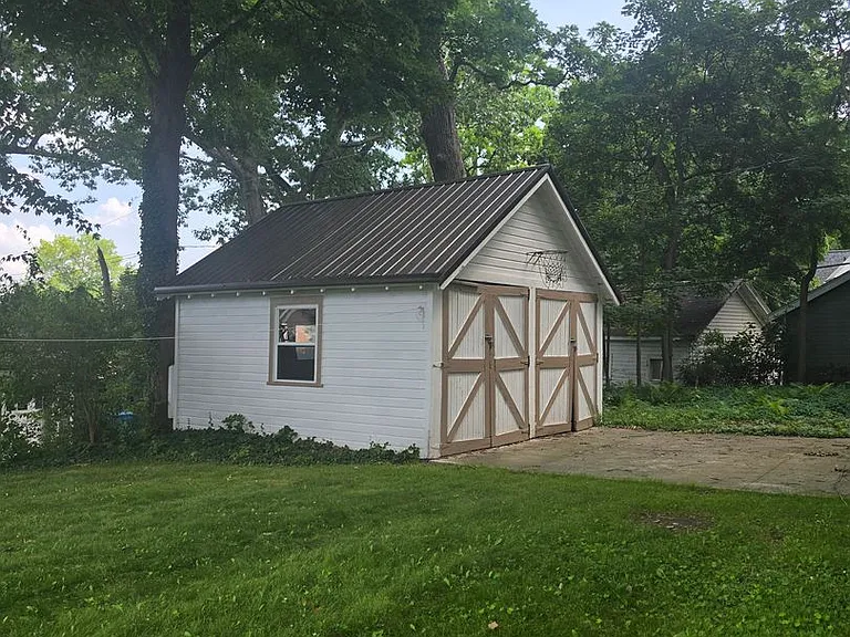 446 Earl Ave — Photo 2