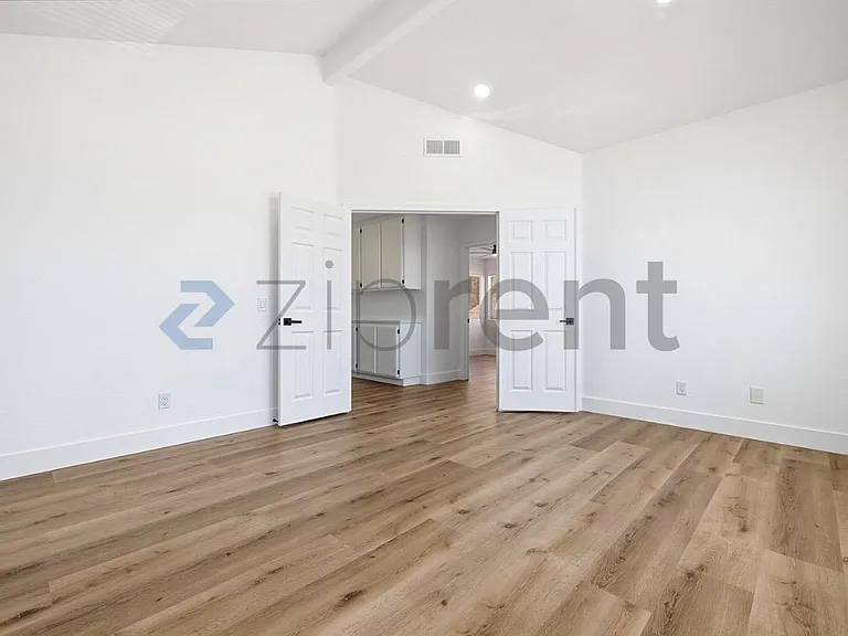 Bedroom 5 / Office
