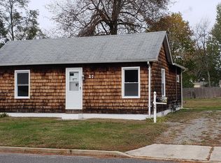 27 Chestnut St, Farmingdale, NJ 07727