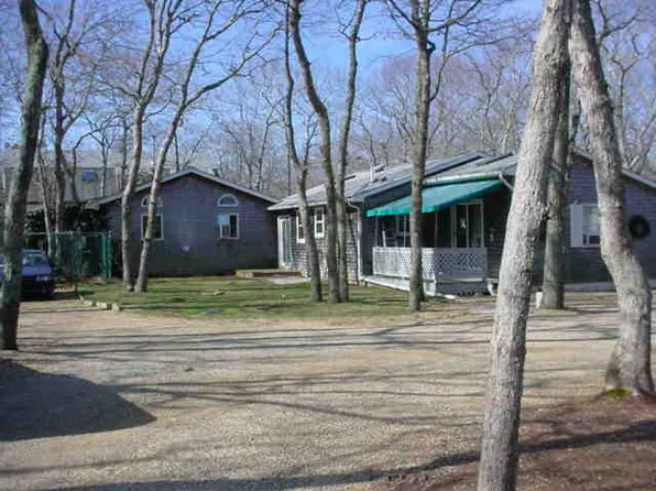 35 Breakdown Ln, Oak Bluffs, MA 02557