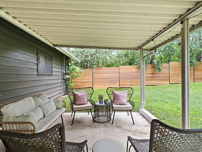 8704 Clarewood Dr — Photo 34