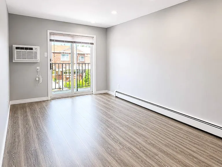 1222 E 82nd St #2 — Photo 4